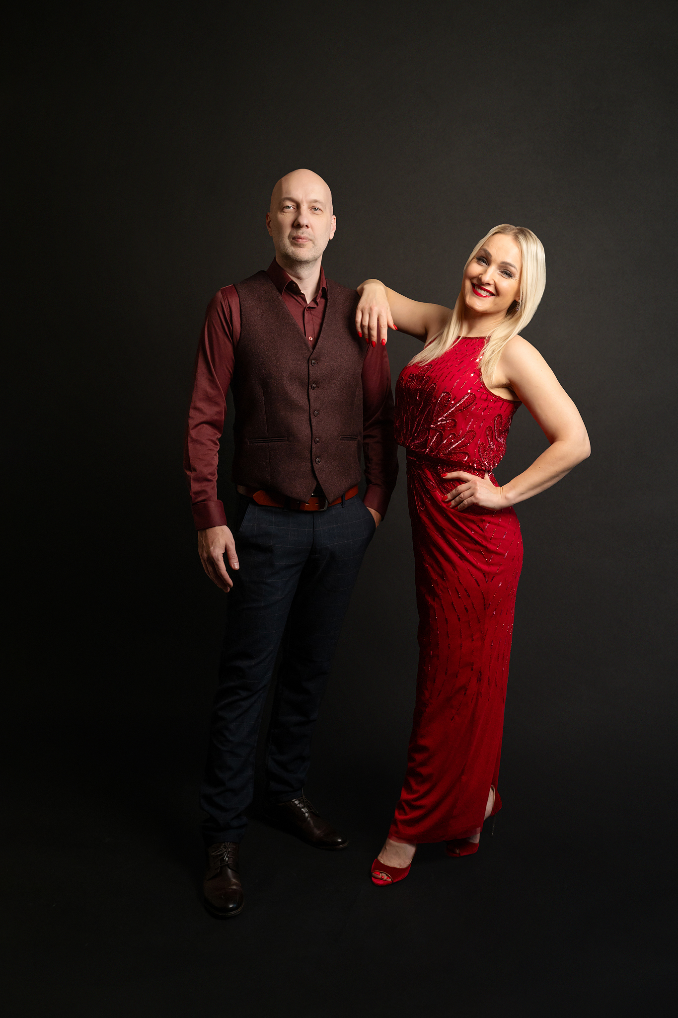 Duo HÄLO tumedal taustal